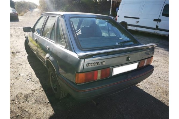 ford escort berlina del año 1989