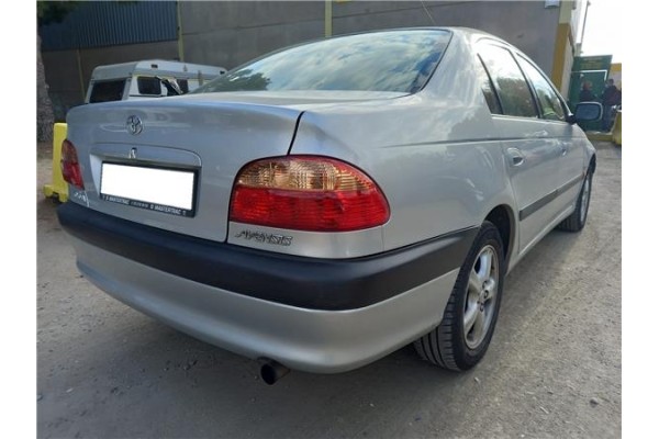 toyota avensis berlina (t22) del año 2002