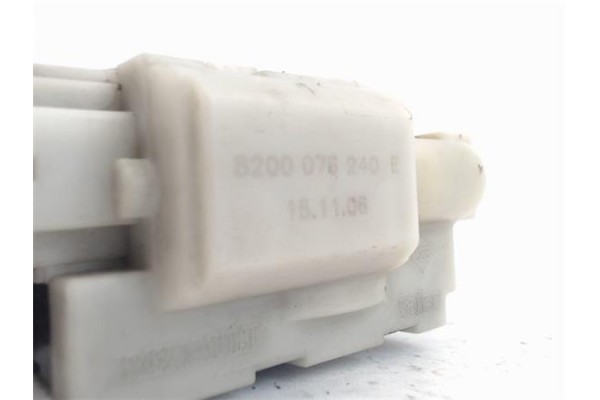 Recambio de cierre electromagnetico porton para renault clio iii 1.5 dci referencia OEM IAM 8200076240e  