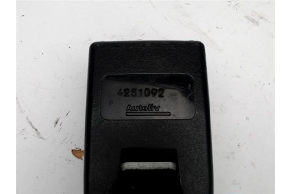 Recambio de anclaje cinturon trasero central para peugeot 206 1.4 i referencia OEM IAM 4251092  