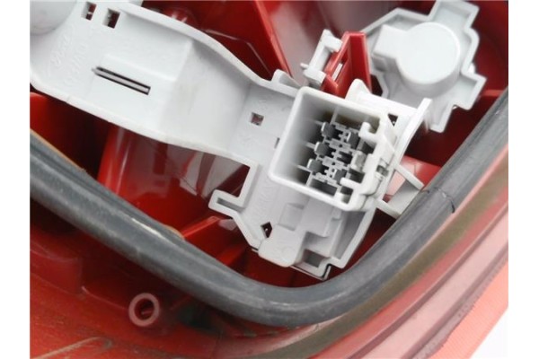 Recambio de piloto trasero derecho para ford fiesta vi 1.6 tdci referencia OEM IAM 8A6113404A  