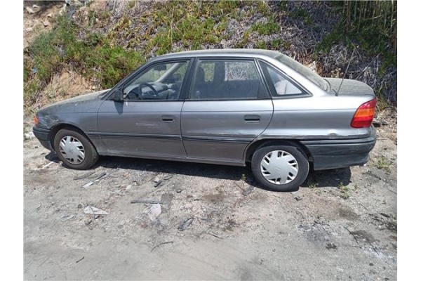 opel astra f berlina del año 1992