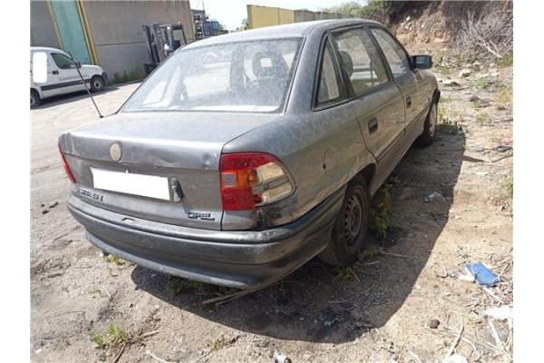 opel astra f berlina del año 1992