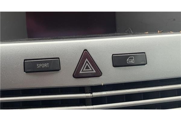 Recambio de interruptor luces emergencia para opel astra h gtc 1.7 cdti referencia OEM IAM 13100107  