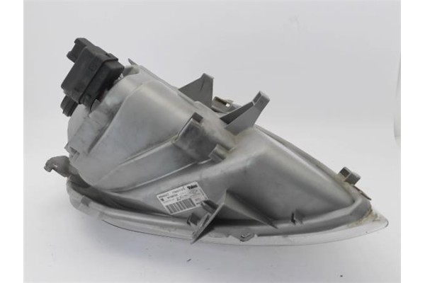 Recambio de faro delantero dcho para renault trafic ii furgón (fl) 2.5 dti referencia OEM IAM 7700311372  