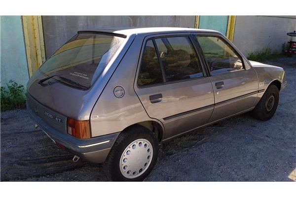 peugeot 205 berlina del año 1988