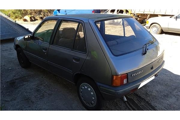 peugeot 205 berlina del año 1988