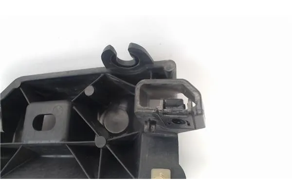 Recambio de soporte aleta delantero derecha para renault scenic iii (jz) 1.2 grand expression referencia OEM IAM 681229715r  