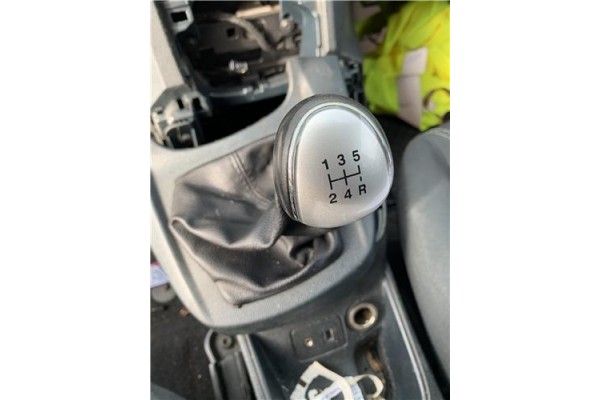 Recambio de pomo palanca cambio para ford fiesta vi 1.6 tdci referencia OEM IAM 1556845  