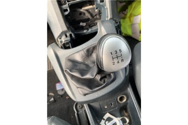 Recambio de pomo palanca cambio para ford fiesta vi 1.6 tdci referencia OEM IAM 1556845  