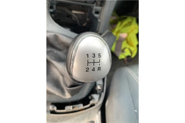 Recambio de pomo palanca cambio para ford fiesta vi 1.6 tdci referencia OEM IAM 1556845  