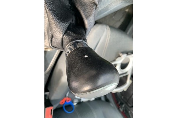 Recambio de pomo palanca cambio para ford fiesta vi 1.6 tdci referencia OEM IAM 1556845  