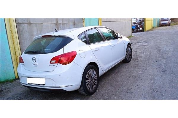 opel astra j berlina 5p del año 2015
