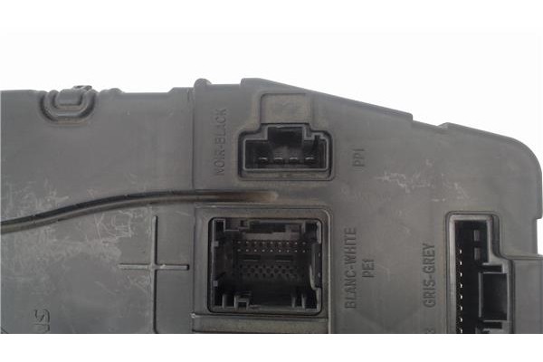 Recambio de caja reles para renault megane ii berlina 5p 1.9 confort dynamique referencia OEM IAM 8200306434  