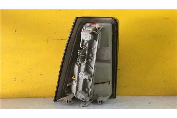 Recambio de piloto trasero derecho para opel kadett e 2.0 gt berlina referencia OEM IAM GM395462  