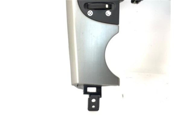 Recambio de embellecedor consola central para kia carnival 2.9 crdi referencia OEM IAM 847404D050 X4D97430000 