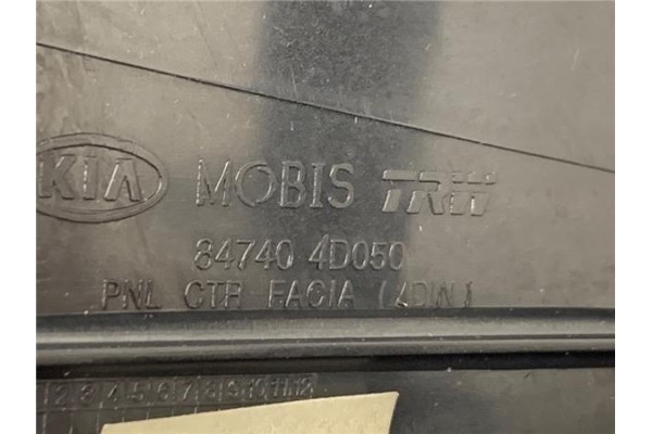 Recambio de embellecedor consola central para kia carnival 2.9 crdi referencia OEM IAM 847404D050 X4D97430000 