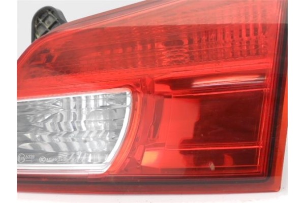 Recambio de piloto interior derecho para subaru legacy v 2.0 d referencia OEM IAM 84912AJ250  