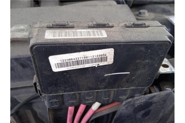 Recambio de caja fusibles/rele para renault megane iii sport tourer 1.5 dynamique referencia OEM IAM 243800011R  