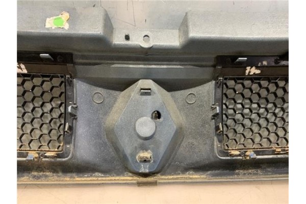 Recambio de rejilla paragolpes delantero para renault trafic ii furgón (fl) 2.5 dti referencia OEM IAM 8200204450  