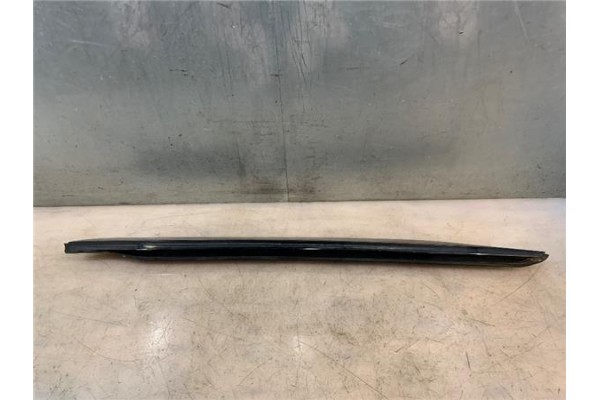 Recambio de moldura puerta trasero derecha para peugeot 2008 1.2 access referencia OEM IAM 96784068XT  