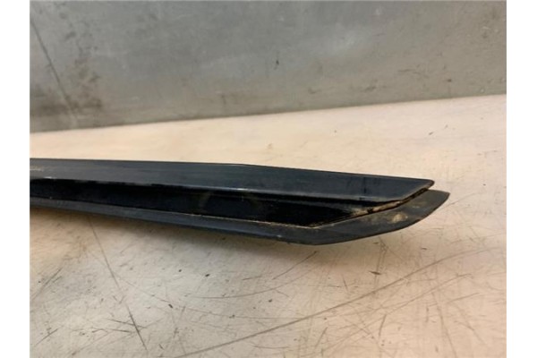 Recambio de moldura puerta trasero derecha para peugeot 2008 1.2 access referencia OEM IAM 96784068XT  