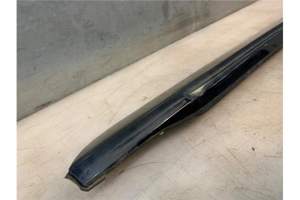 Recambio de moldura puerta trasero derecha para peugeot 2008 1.2 access referencia OEM IAM 96784068XT  