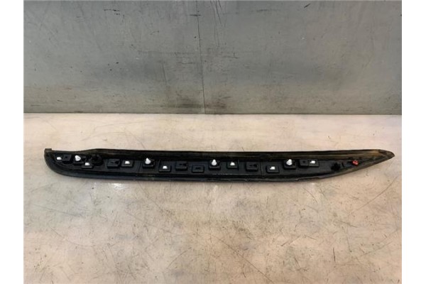 Recambio de moldura puerta trasero derecha para peugeot 2008 1.2 access referencia OEM IAM 96784068XT  
