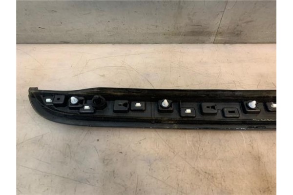 Recambio de moldura puerta trasero derecha para peugeot 2008 1.2 access referencia OEM IAM 96784068XT  