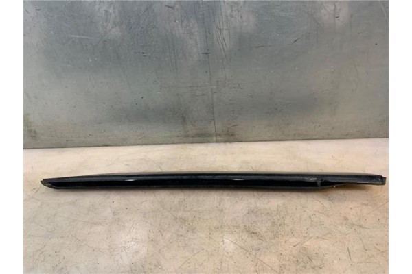 Recambio de moldura puerta delantero izquierda para peugeot 2008 1.2 access referencia OEM IAM 96784070XT  