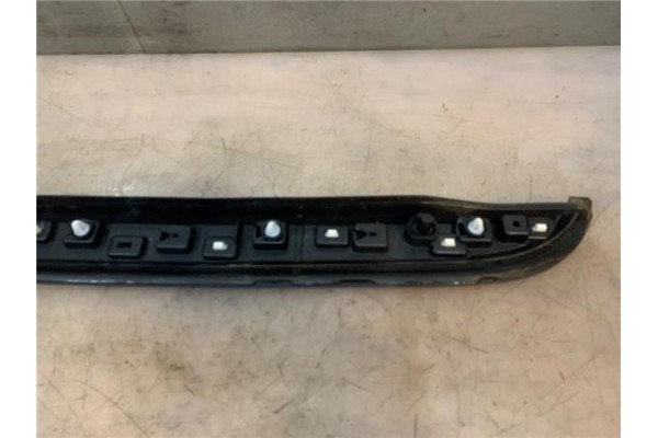 Recambio de moldura puerta delantero izquierda para peugeot 2008 1.2 access referencia OEM IAM 96784070XT  