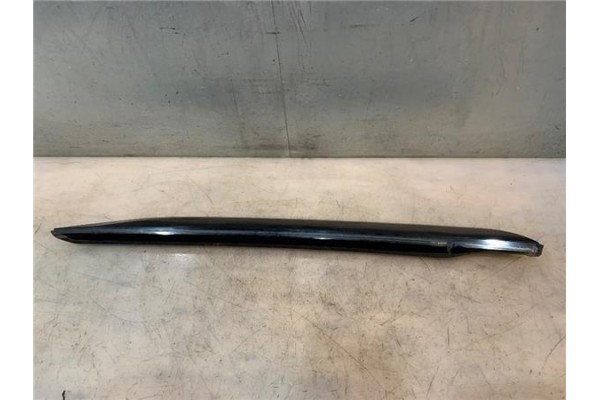 Recambio de moldura puerta delantero izquierda para peugeot 2008 1.2 access referencia OEM IAM 96784070XT  