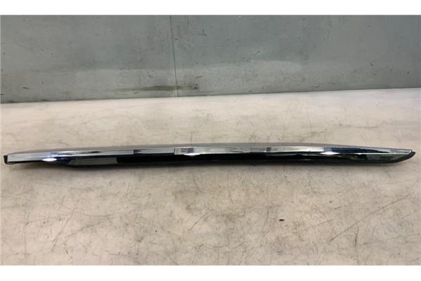 Recambio de moldura puerta delantero izquierda para peugeot 2008 1.6 allure referencia OEM IAM   