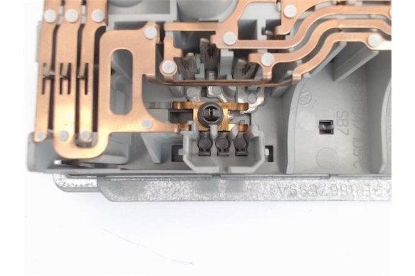 Recambio de luz delantero central techo para volkswagen golf iv berlina (1j1) 1.9 tdi referencia OEM IAM   