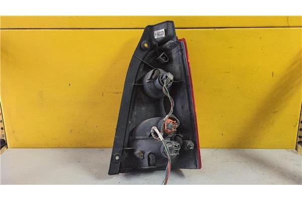 Recambio de piloto trasero izquierdo para opel agila 1.0 básico referencia OEM IAM 09204255  