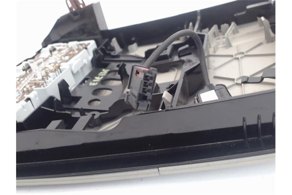Recambio de luz delantero central techo para opel astra j 1.7 cdti referencia OEM IAM 13251594  