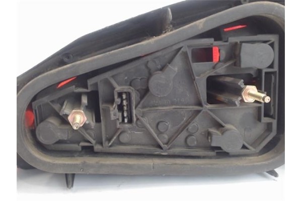 Recambio de piloto trasero izquierdo para peugeot 106 (s2) referencia OEM IAM 635084  