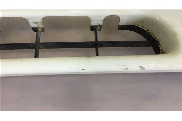 Recambio de rejilla capo para nissan terrano ii (r20) 2.7 td 4wd referencia OEM IAM 623100F025  