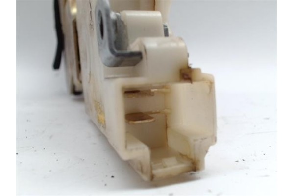 Recambio de cierre electromagnetico trasero izquierdo para nissan terrano ii (r20) 2.7 td 4wd referencia OEM IAM 8055301U61 89A5