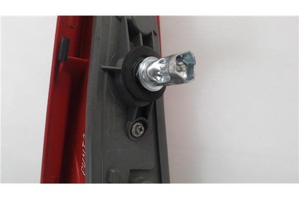 Recambio de piloto trasero izquierdo para fiat ii punto (188) berlina referencia OEM IAM 46523770  