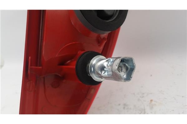 Recambio de piloto trasero izquierdo para fiat ii punto (188) berlina referencia OEM IAM 46523770  