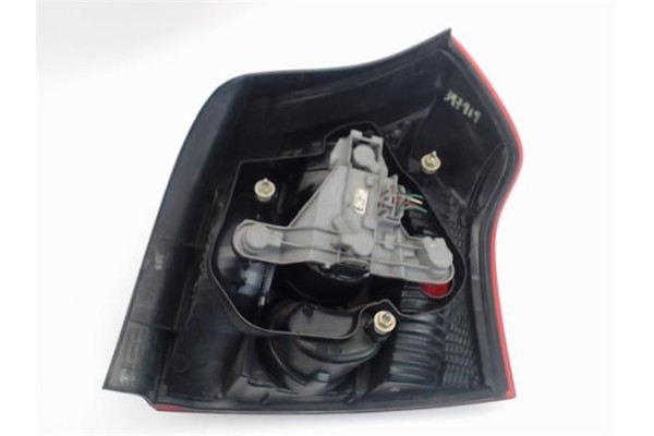 Recambio de piloto trasero izquierdo para toyota corolla sedán (_e12j_, _e12t_) 2.0 d4d referencia OEM IAM 8156002301  
