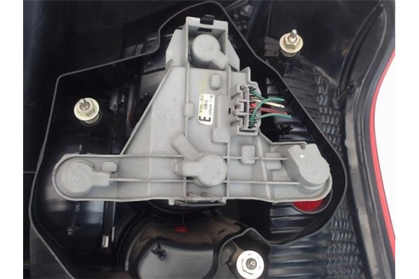 Recambio de piloto trasero izquierdo para toyota corolla sedán (_e12j_, _e12t_) 2.0 d4d referencia OEM IAM 8156002301  
