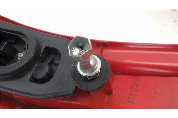 Recambio de piloto trasero derecho para fiat ii punto (188) berlina referencia OEM IAM 468178030 28630230 