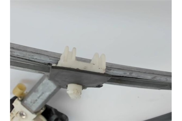 Recambio de mecanismo elevalunas delantero derecho para renault clio ii fase i (b/cb0) referencia OEM IAM 82002098  