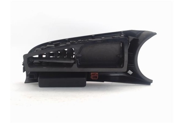 Recambio de rejilla entrada de aire para peugeot 3008 1.6 hdi referencia OEM IAM 823114  