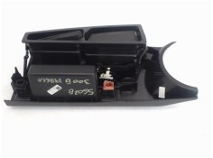 Recambio de rejilla entrada de aire para peugeot 3008 1.6 hdi referencia OEM IAM 823114  