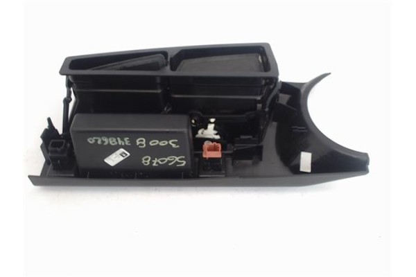 Recambio de rejilla entrada de aire para peugeot 3008 1.6 hdi referencia OEM IAM 823114  