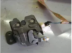 Recambio de cierre electromagnetico porton para hyundai santa fe (sm) 2.0 gls crdi referencia OEM IAM 8123026000  