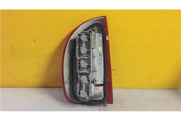 Recambio de piloto trasero derecho para opel corsa b 1.7 city referencia OEM IAM E95039  